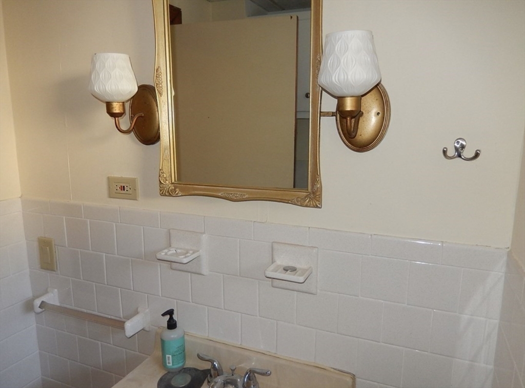 8 Castle Rd, Wayland