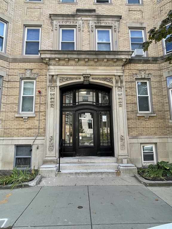 14 Palace Rd, Longwood