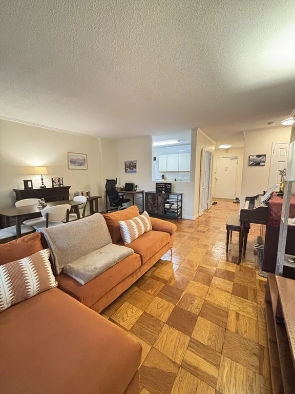 2 Hawthorne Pl, West End