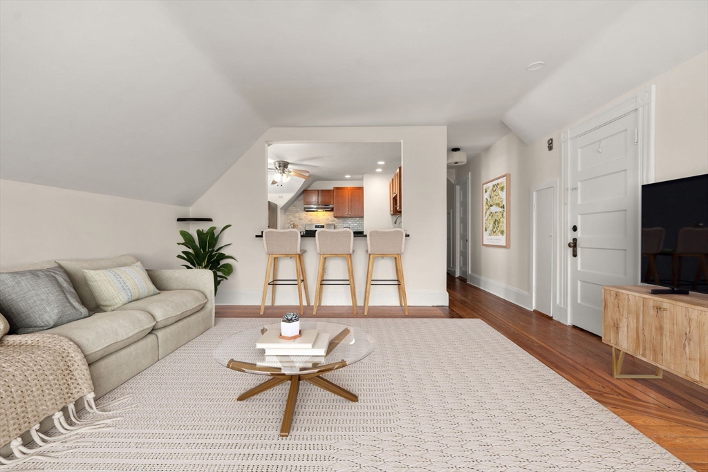 94 Bartlett St, Magoun Square