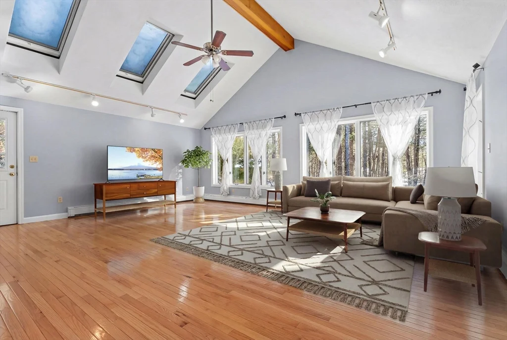 77 Colonial Rd, Sudbury