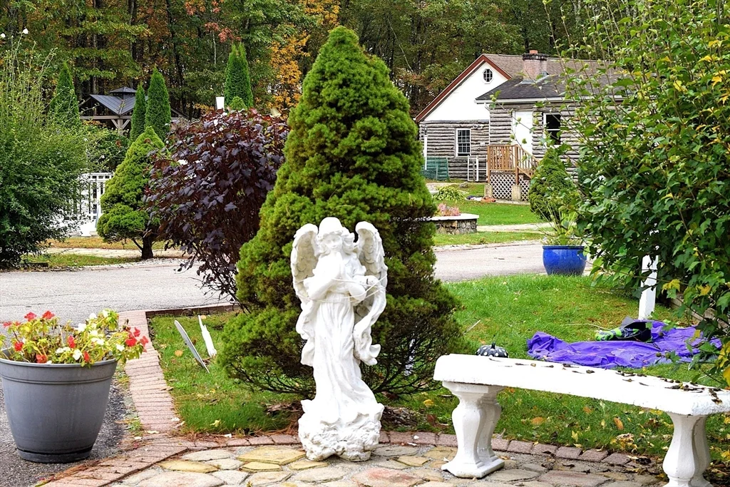 85 Burlingame, Charlton