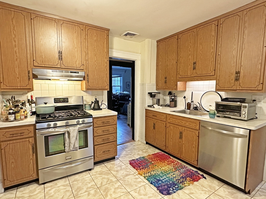 37 Lewis St, Newtonville