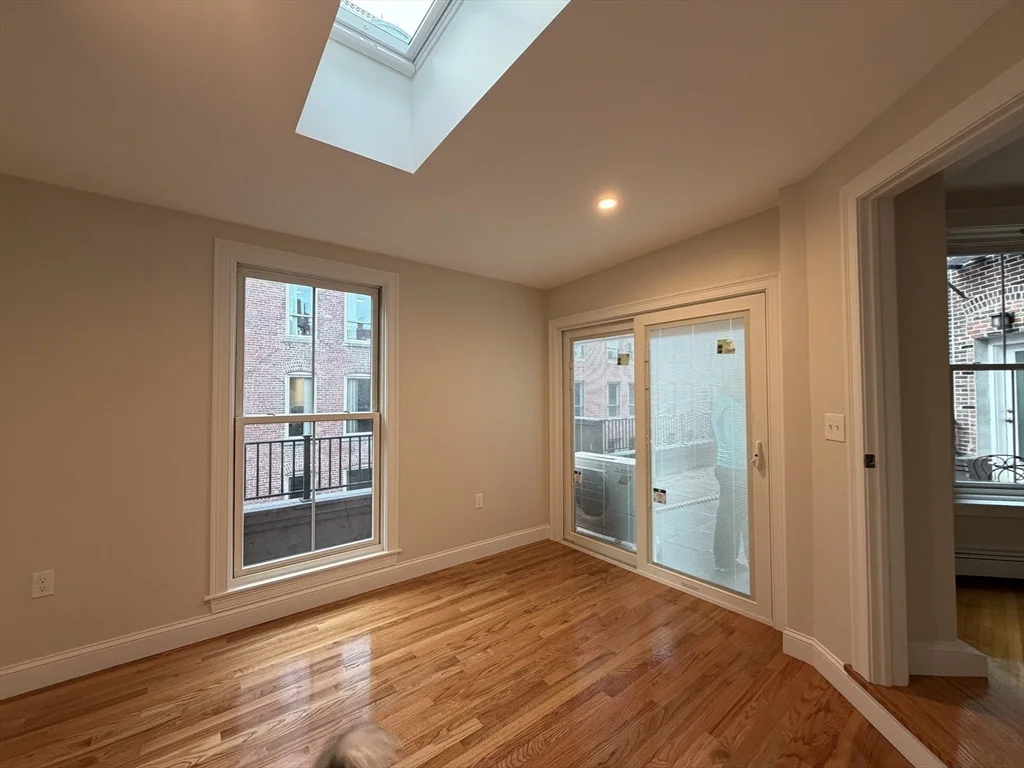 218 Newbury St, Back Bay