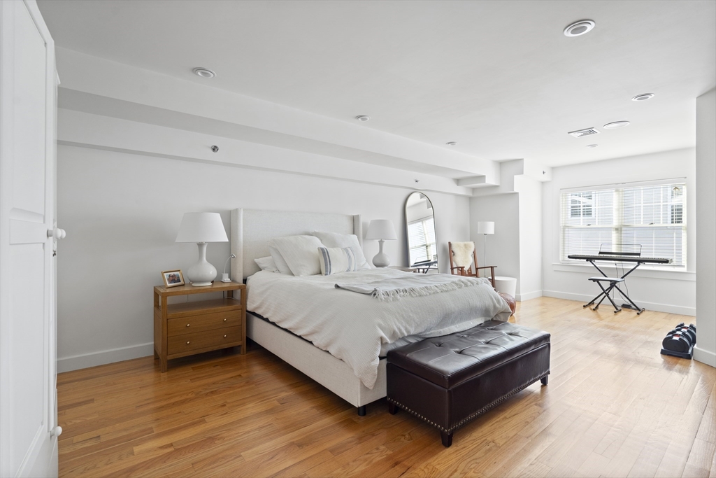 33 Middle St, South Boston