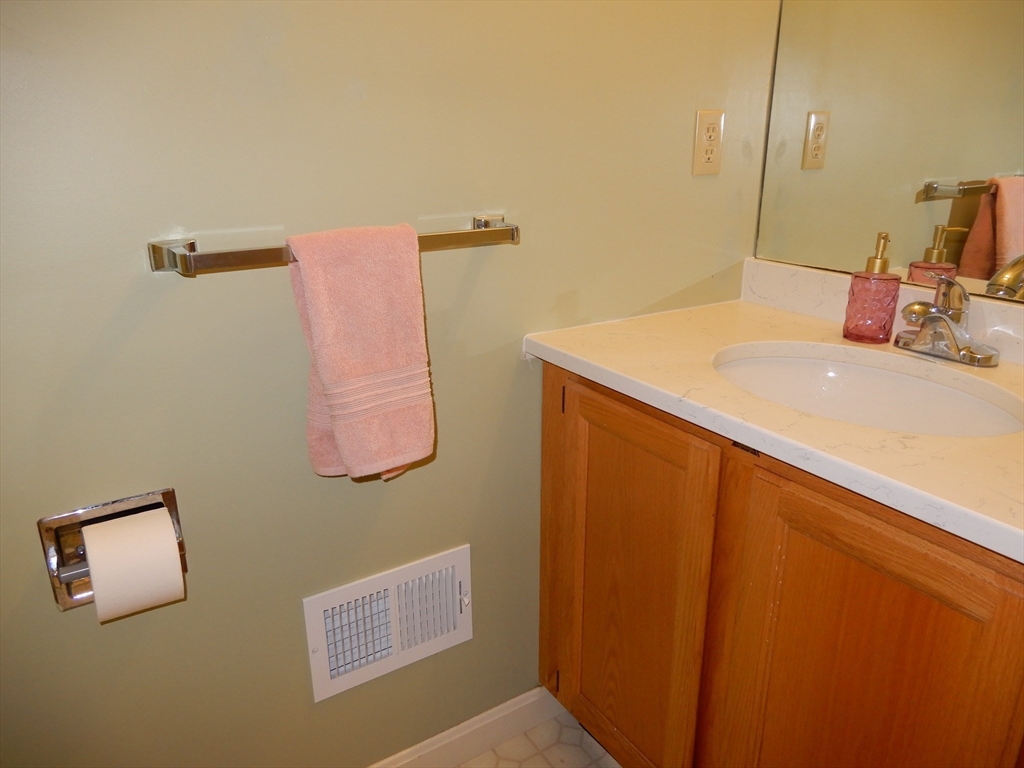 5 Bradshaw Ln, Foxboro