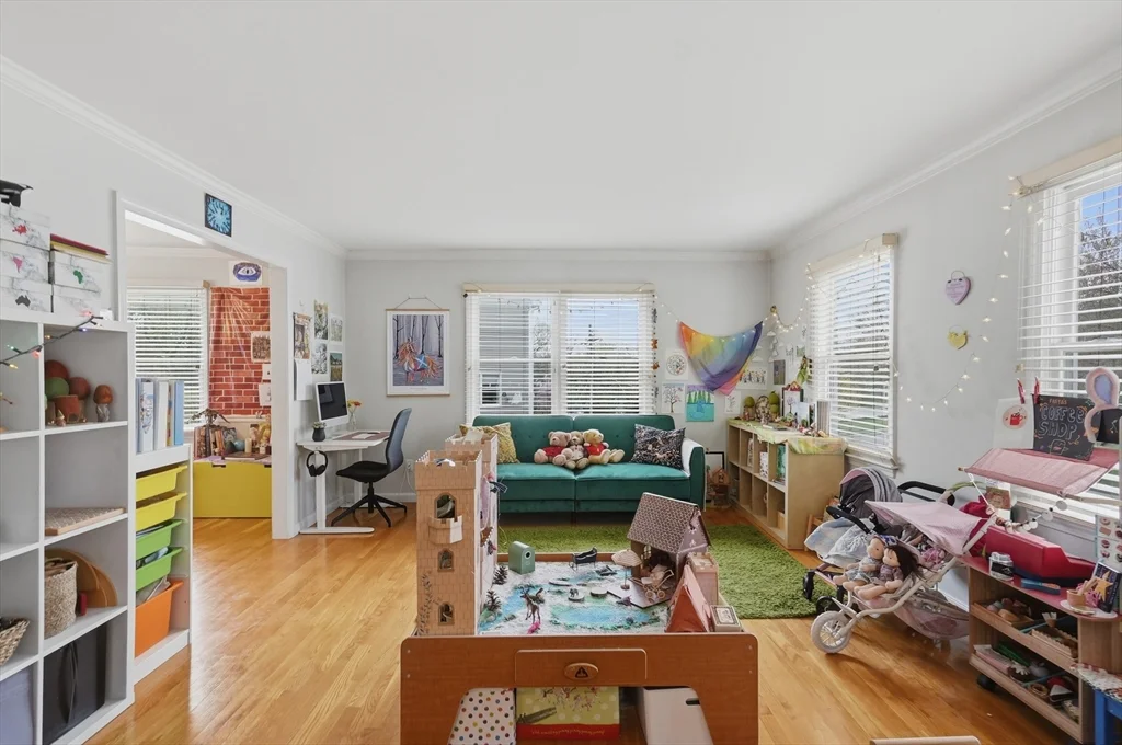 11 Roseanna Park Dr, Waltham