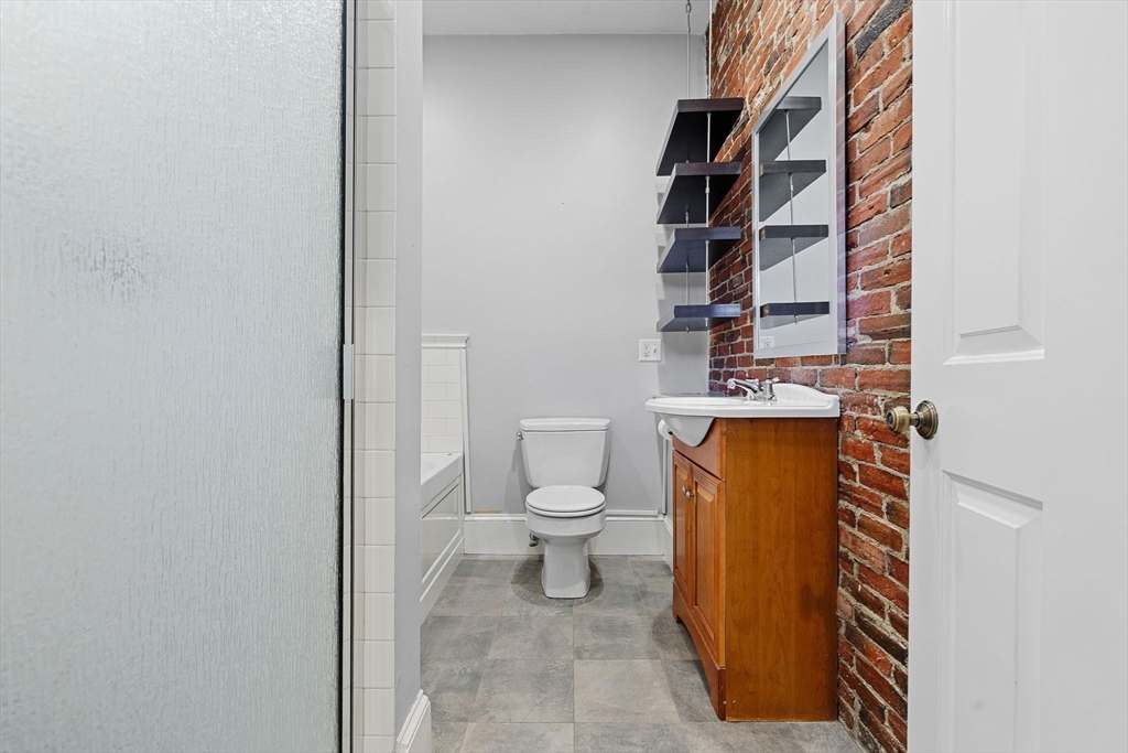 31 Millmont St, Roxbury