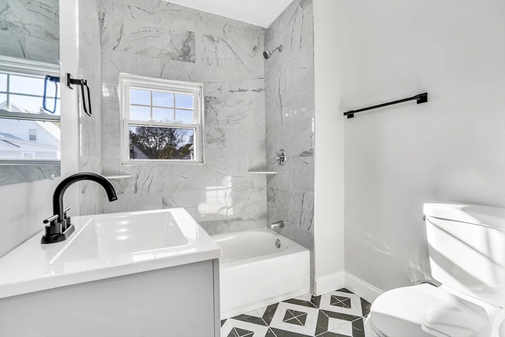 77 Maverick St, Fitchburg