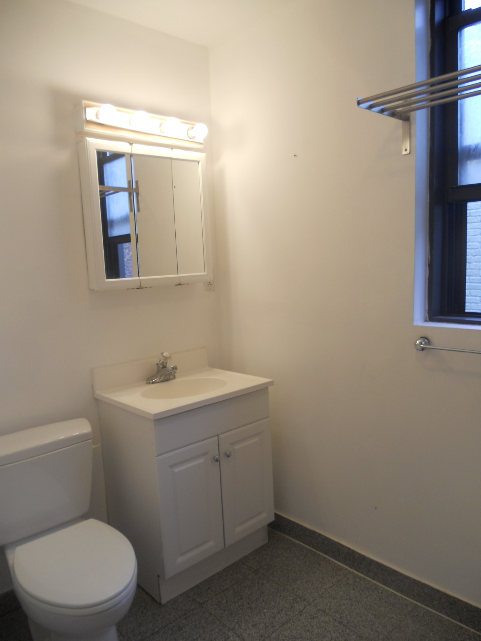 40 Carlton St, Longwood