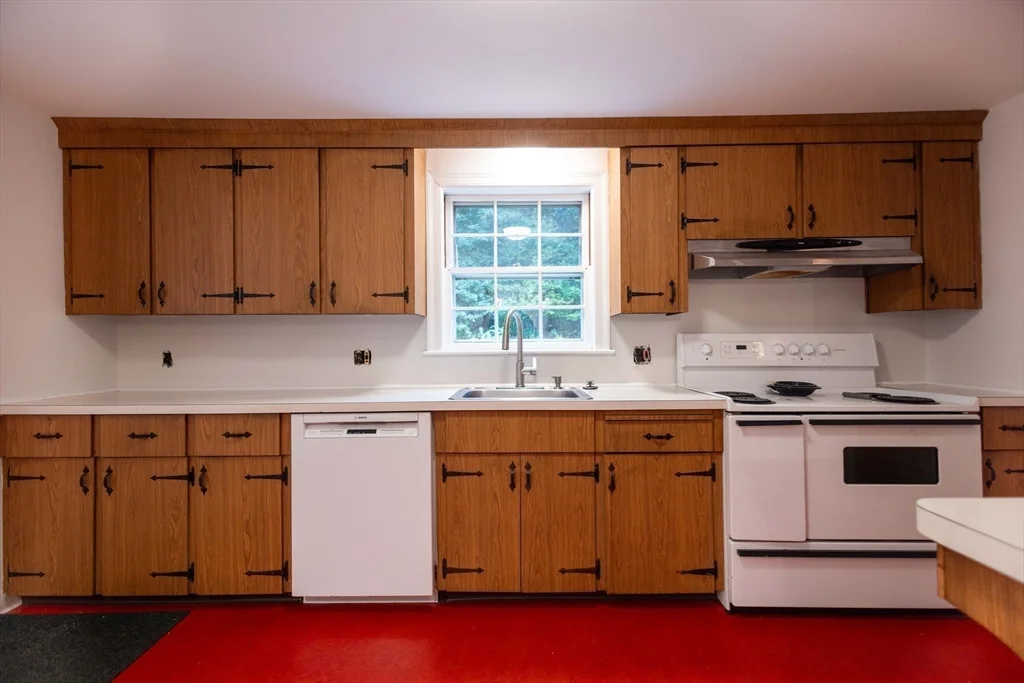 195 Dover Rd, Westwood