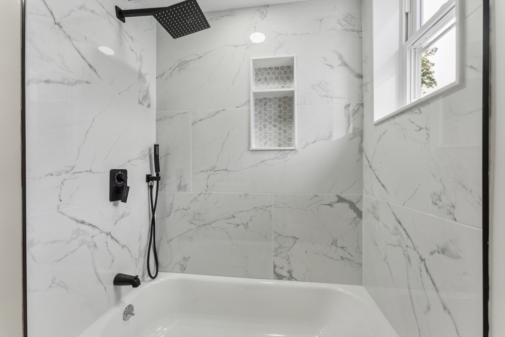 47 Brackett St, Oak Square