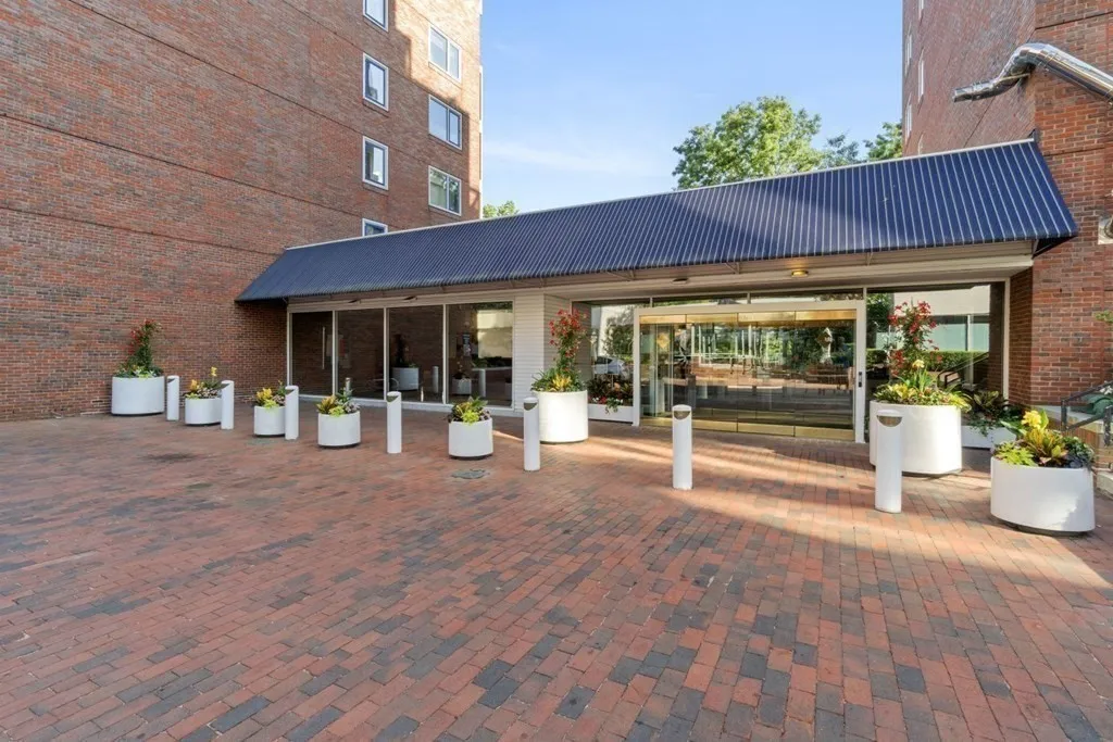 975 Memorial Dr, Harvard Square