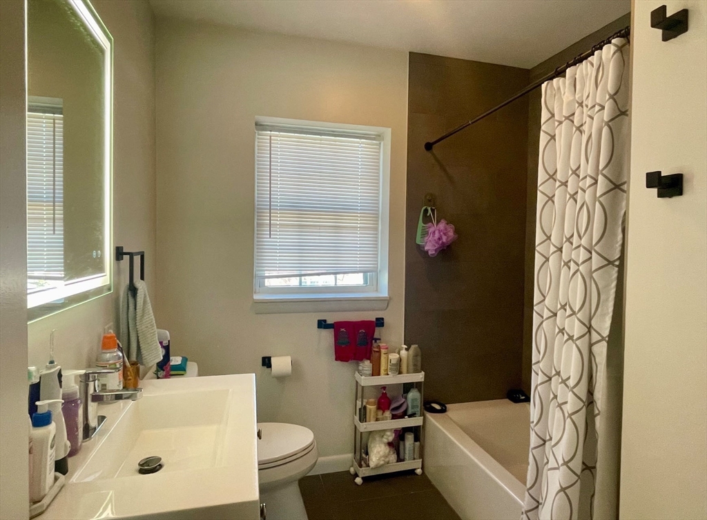 10 Lake Shore Ct, Brighton