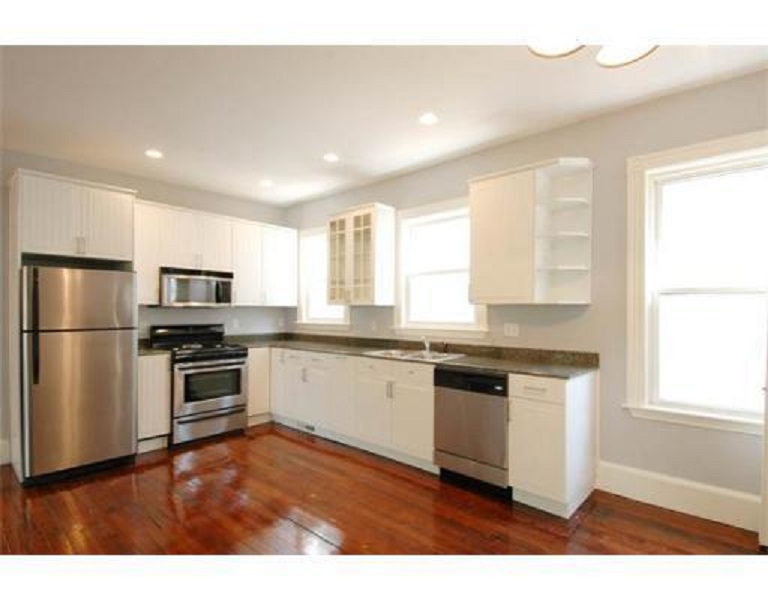 6 bed, 2 bath apartment for rent at 19 Park Hill Ave Unit 3, Mission Hill — photo 2 of 14