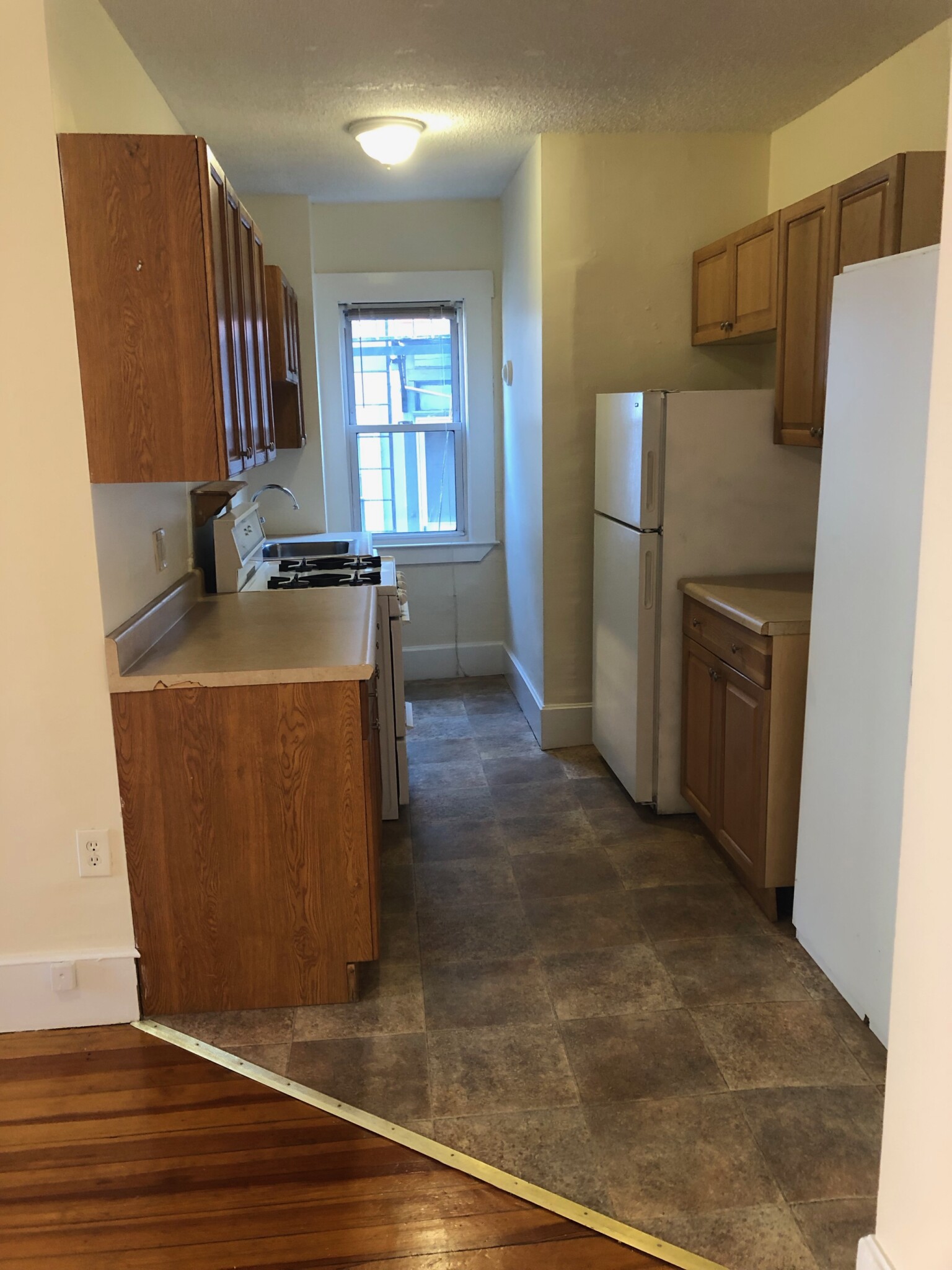 2 bed, 1 bath apartment for rent at 132 Oxford St Unit 4T, Baldwin — photo 1 of 9