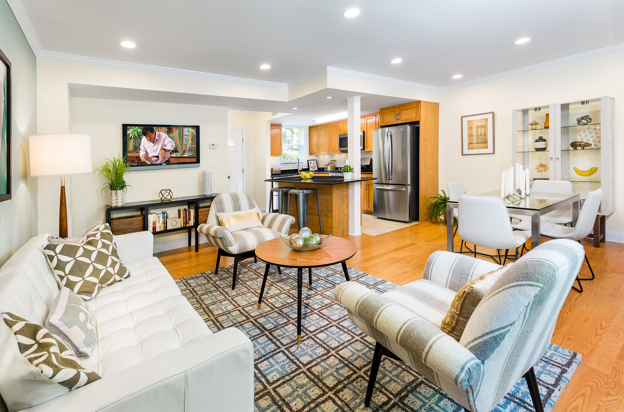 2 bed, 1.5 bath apartment for rent at 617 Vfw Pkwy Unit ., Chestnut Hill — photo 2 of 39