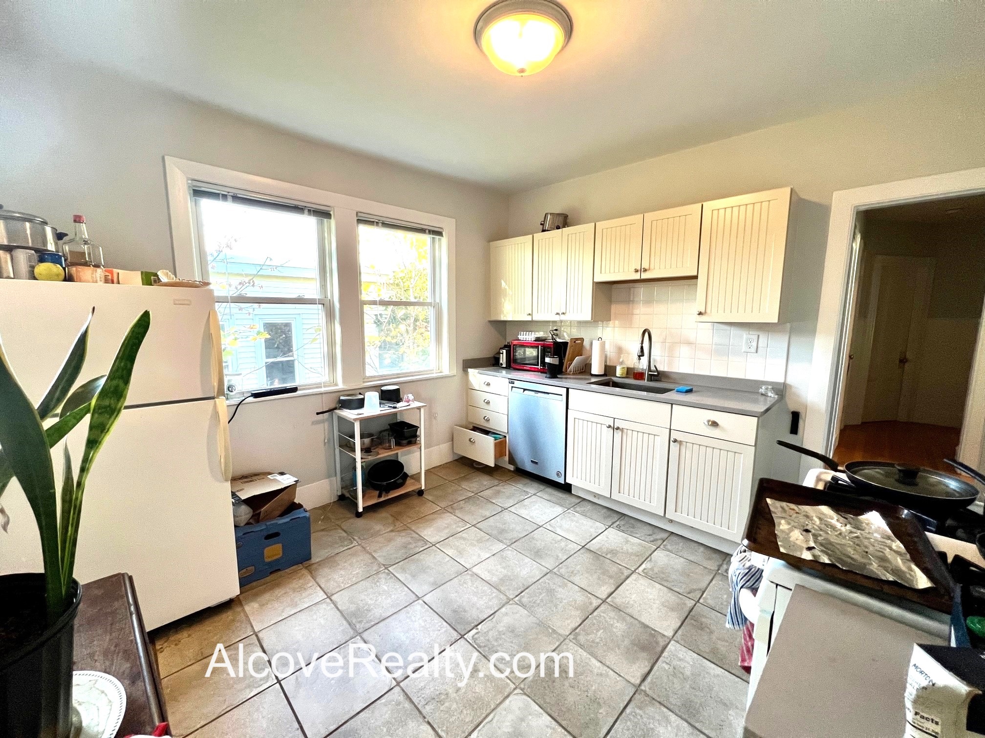 4 bed, 1 bath apartment for rent at 69 Davis Sq Unit 3, Davis Square — photo 1 of 18
