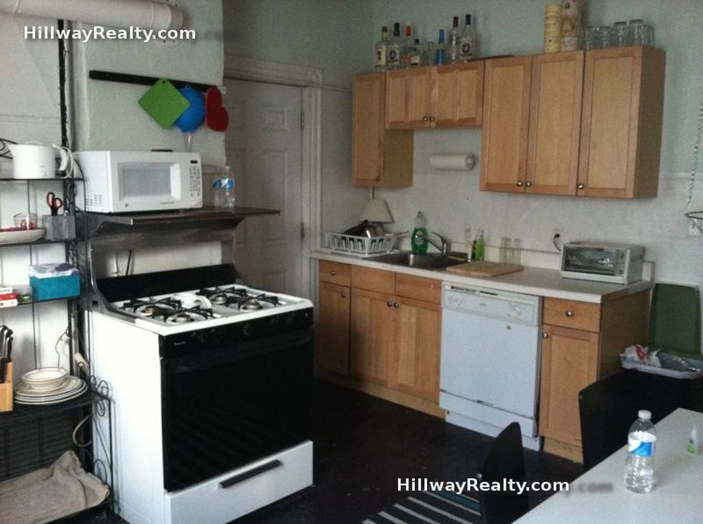 4 bed, 1 bath apartment for rent at 17 Eldora St Unit 3, Mission Hill — photo 1 of 4