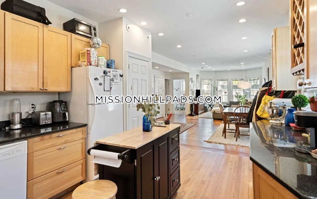 5 bed, 3 bath apartment for rent at 70 Hillside St Unit 3, Mission Hill — photo 1 of 11