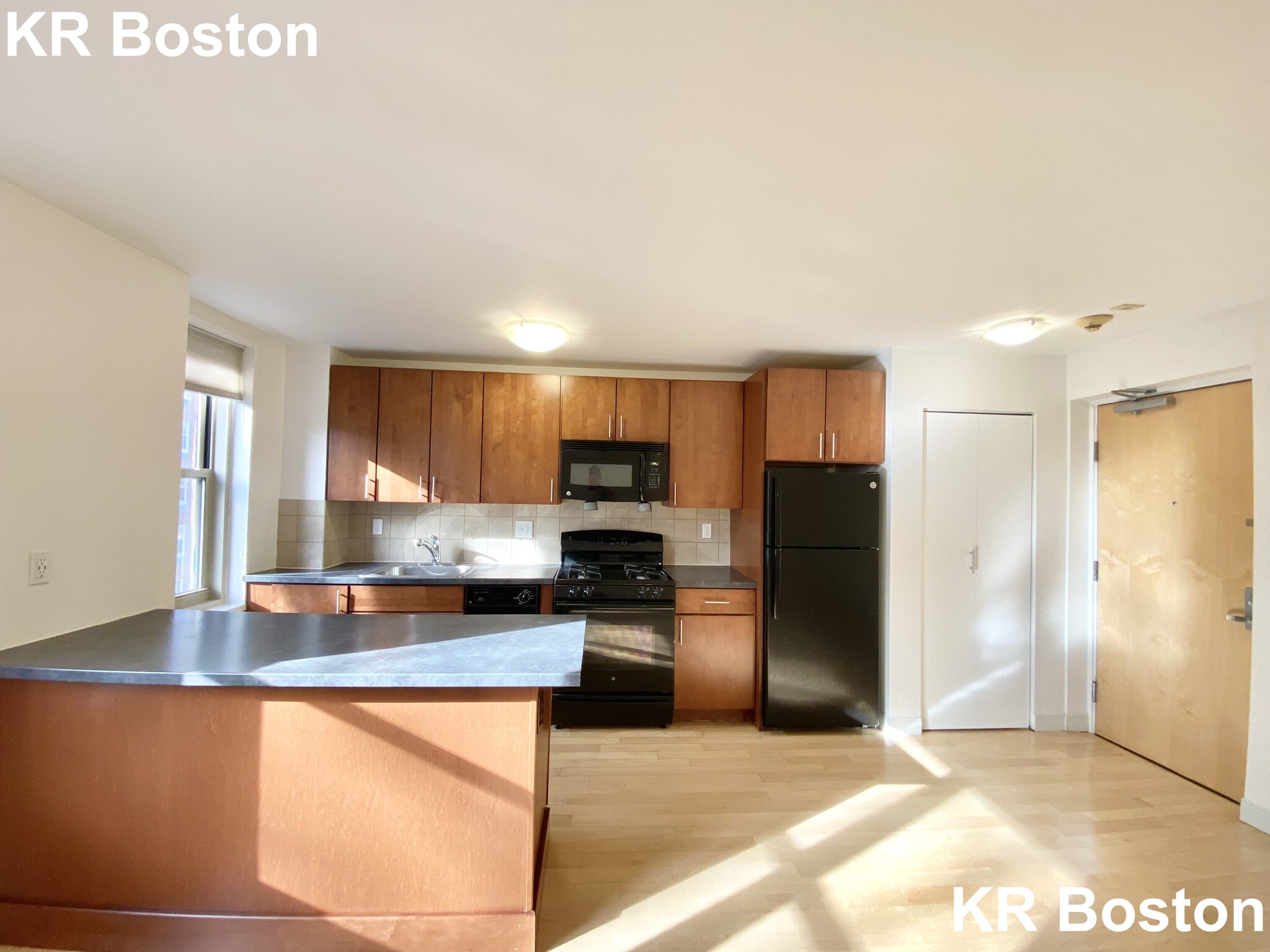 1 bed, 1 bath apartment for rent at 10 Camelot Ct Unit 10-4G, Brighton — photo 2 of 3
