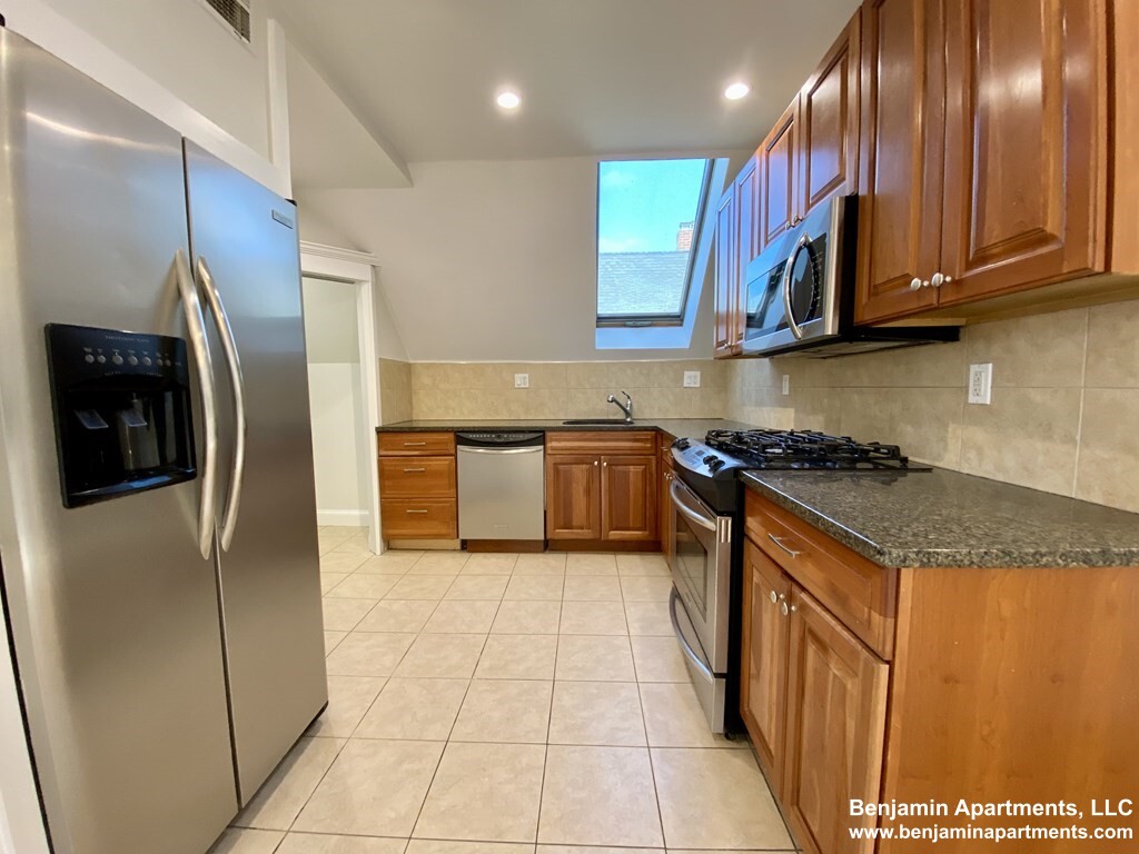 3 bed, 1 bath apartment for rent at 10 Harvest St Unit 3, Dorchester — photo 2 of 9