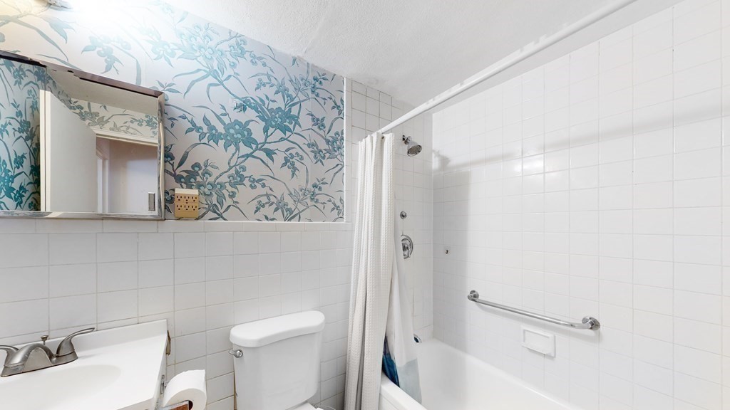 3 bed, 2 bath apartment for rent at 10 Lake Shore Ter Unit 1, Oak Square — photo 4 of 7