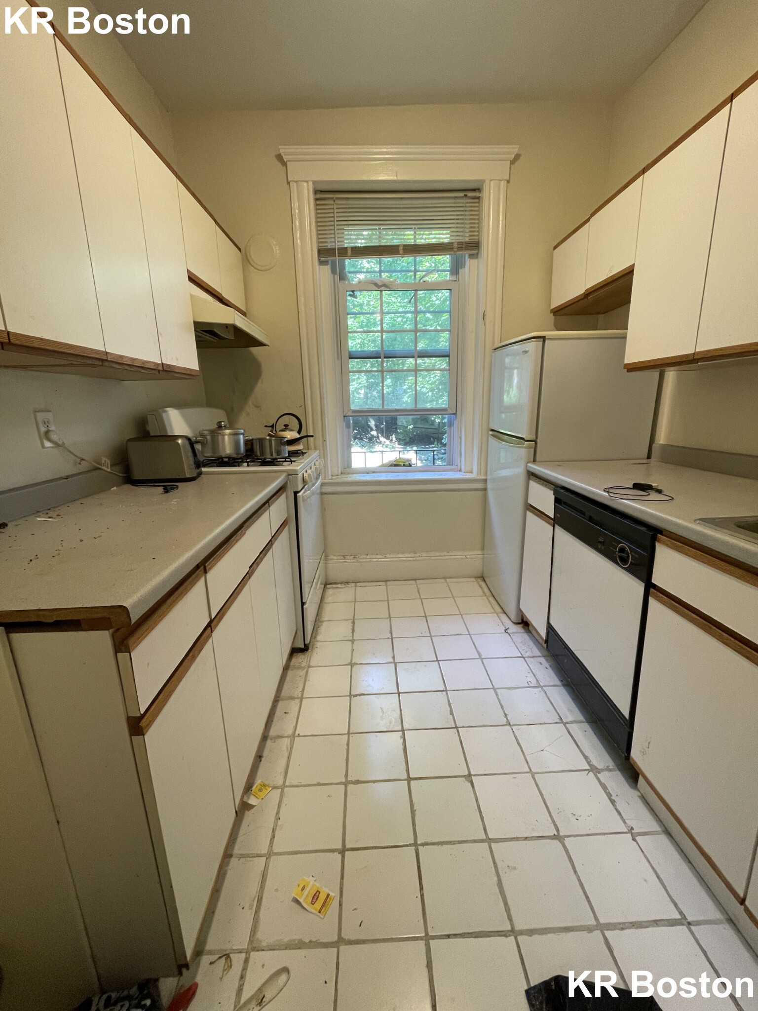 1 split bed, 1 bath apartment for rent at 10 Lothian Rd Unit 5, Brighton — photo 2 of 3
