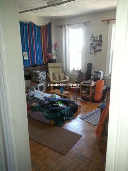 3 bed, 1 bath apartment for rent at 70 Willow St Unit 3T, Wellington-Harrington — photo 9 of 11