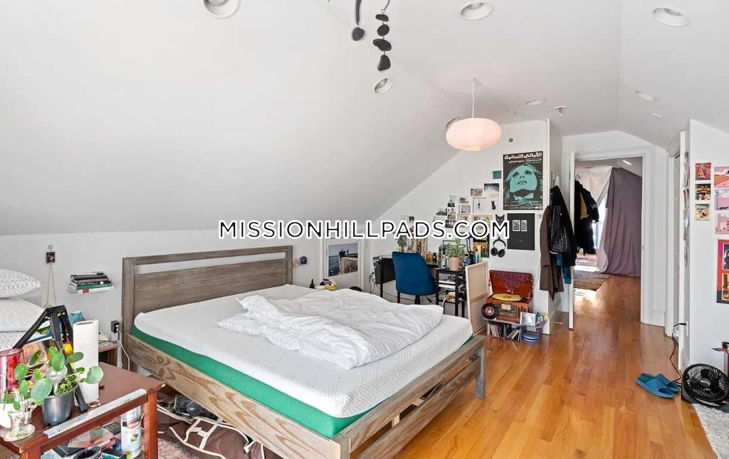 5 bed, 3 bath apartment for rent at 70 Hillside St Unit 3, Mission Hill — photo 10 of 11
