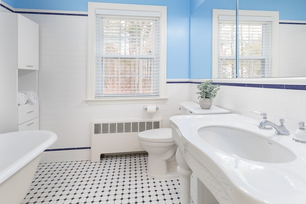 22 Bradford Rd, Weston