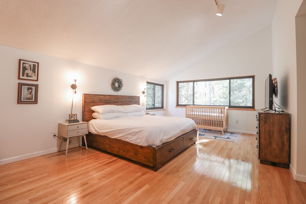 15 Thoreau Dr, Easton