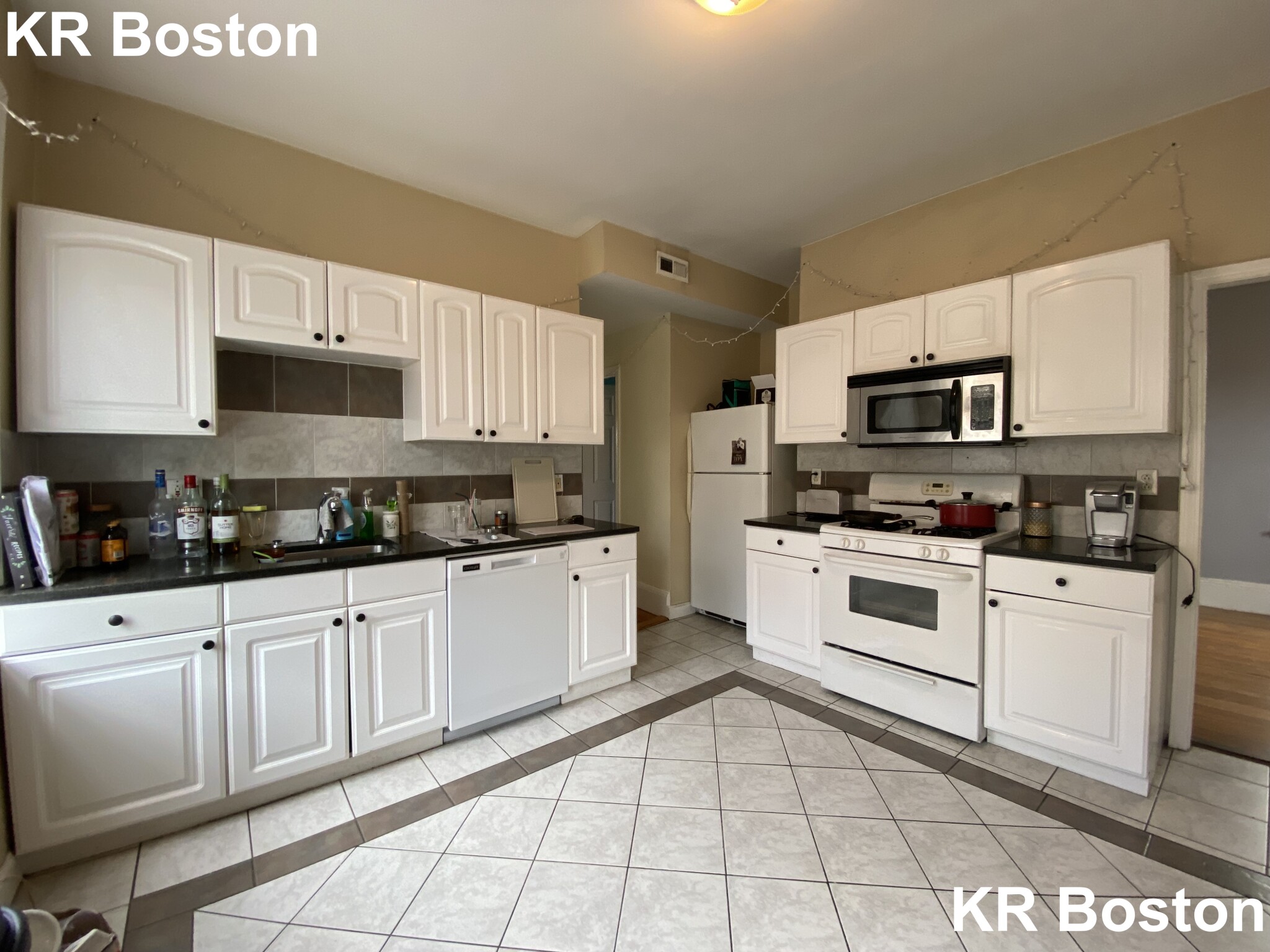 3 bed, 1 bath apartment for rent at 18 Litchfield St Unit 3, Brighton — photo 3 of 6
