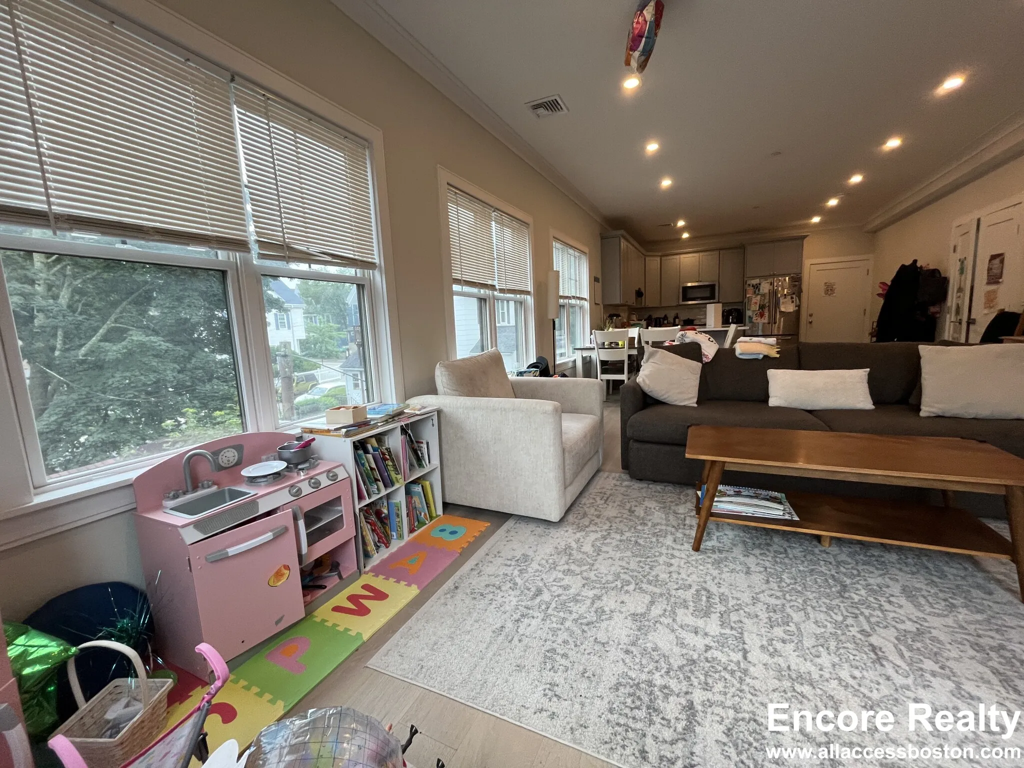 32 Cummins Highway, Roslindale