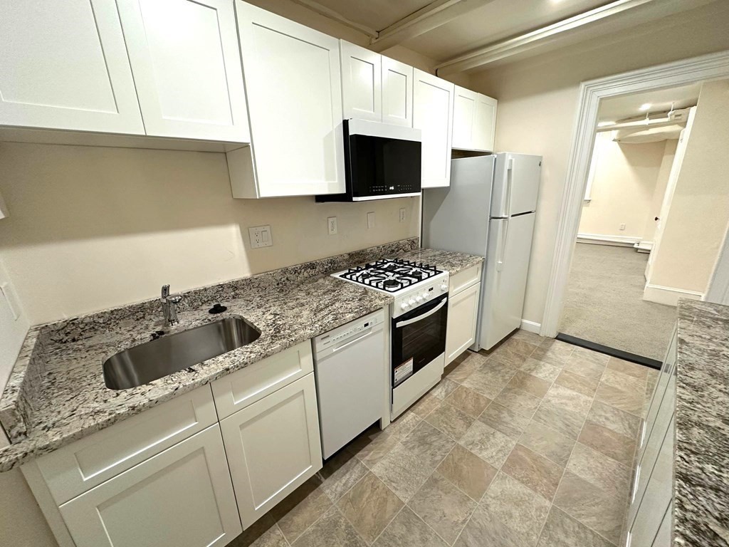 Studio bed, 1 bath apartment for rent at 107 Beacon Unit 1, Back Bay — photo 1 of 8