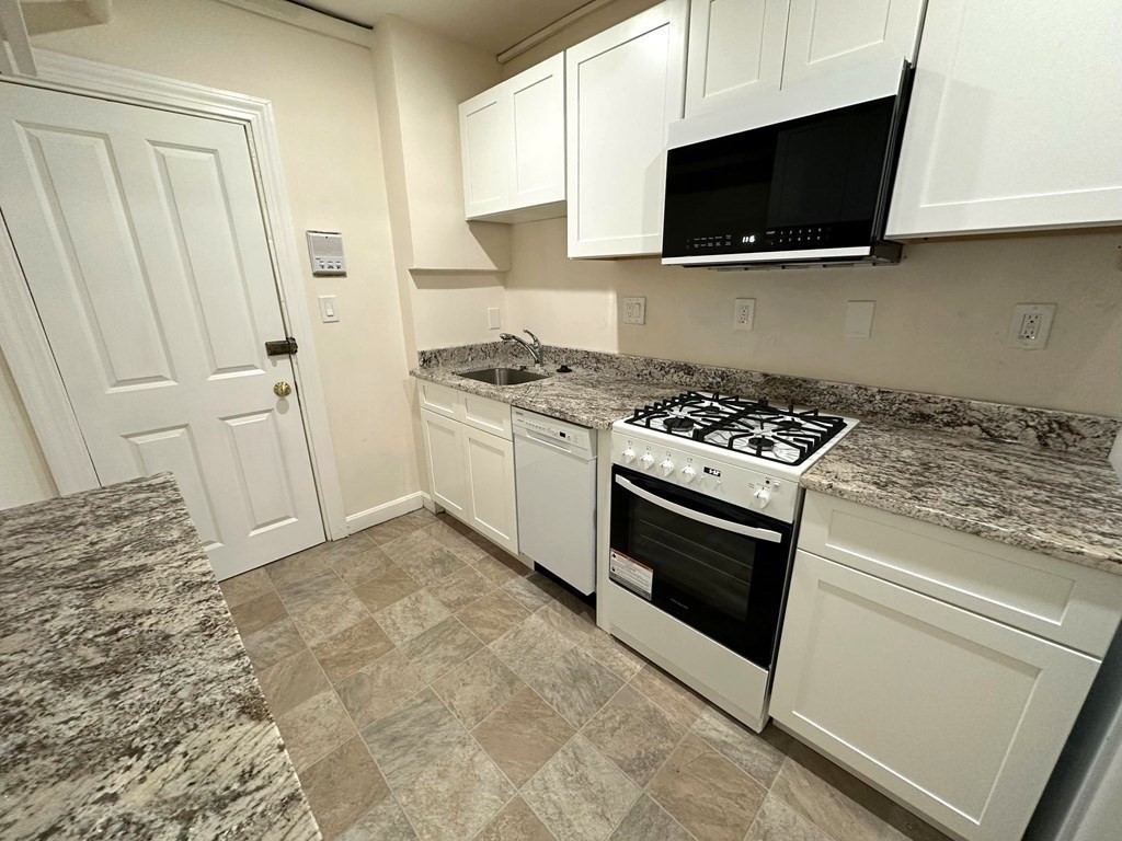 Studio bed, 1 bath apartment for rent at 107 Beacon Unit 1, Back Bay — photo 2 of 8