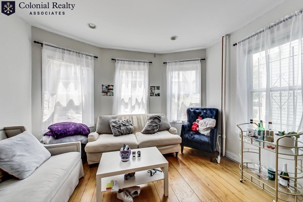 47 Hillside St, Mission Hill