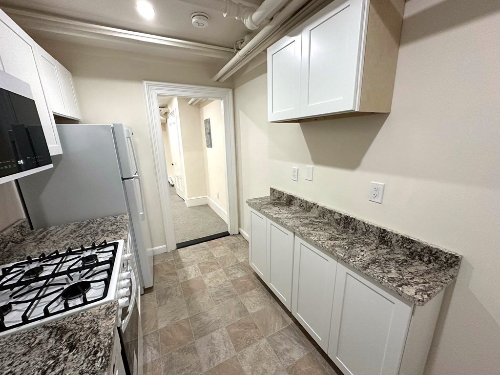 Studio bed, 1 bath apartment for rent at 107 Beacon Unit 1, Back Bay — photo 3 of 8