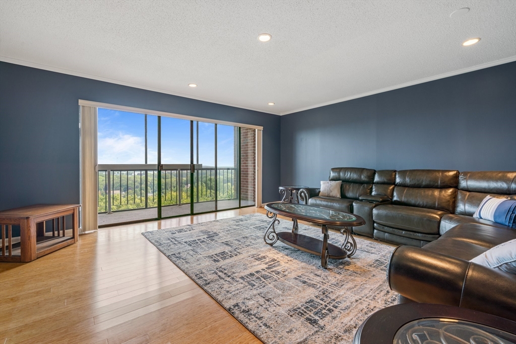 3 Summit Dr, Reading