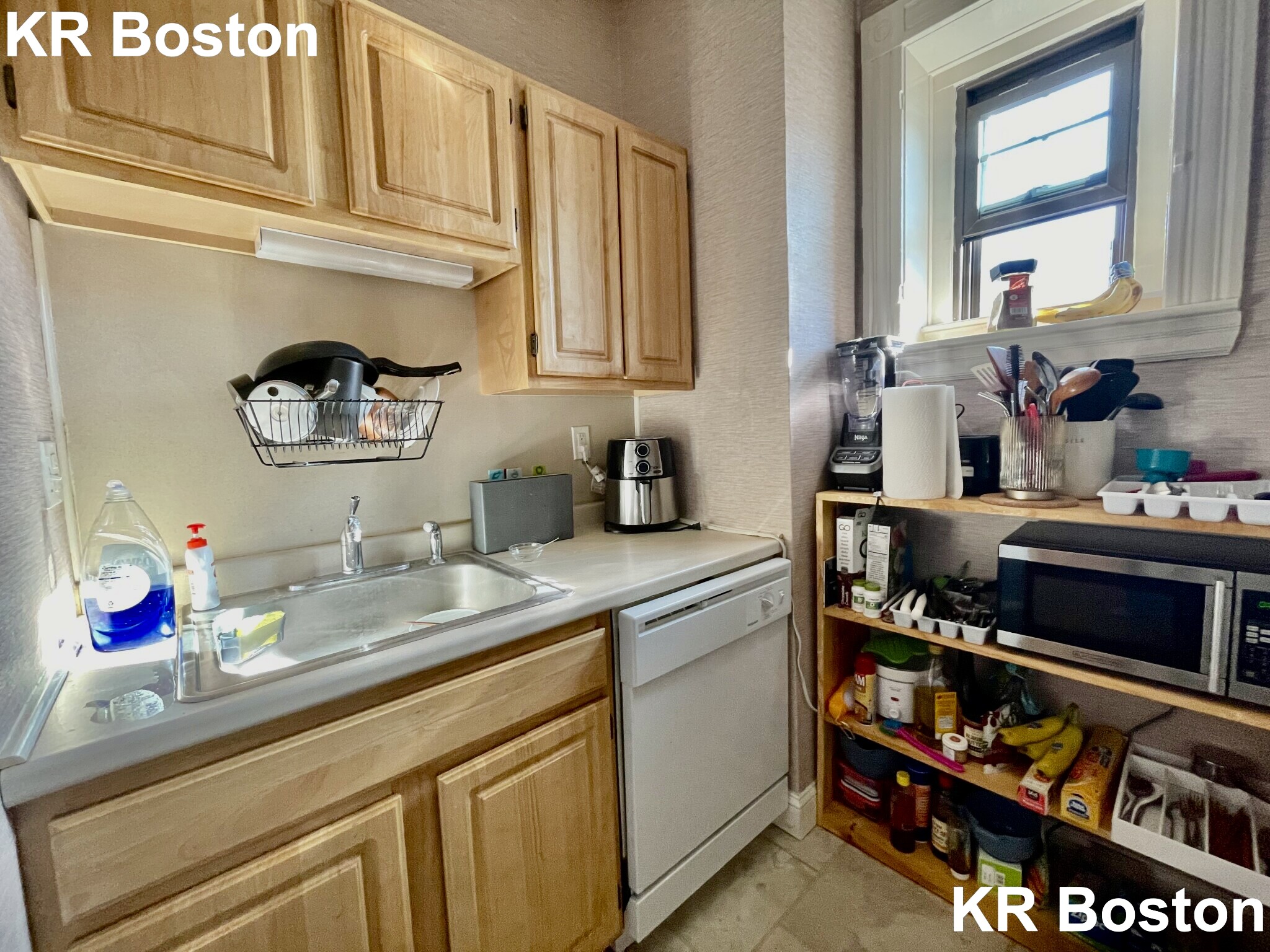 3 bed, 1 bath apartment for rent at 97 Saint Paul St Unit 3F, Longwood — photo 3 of 4