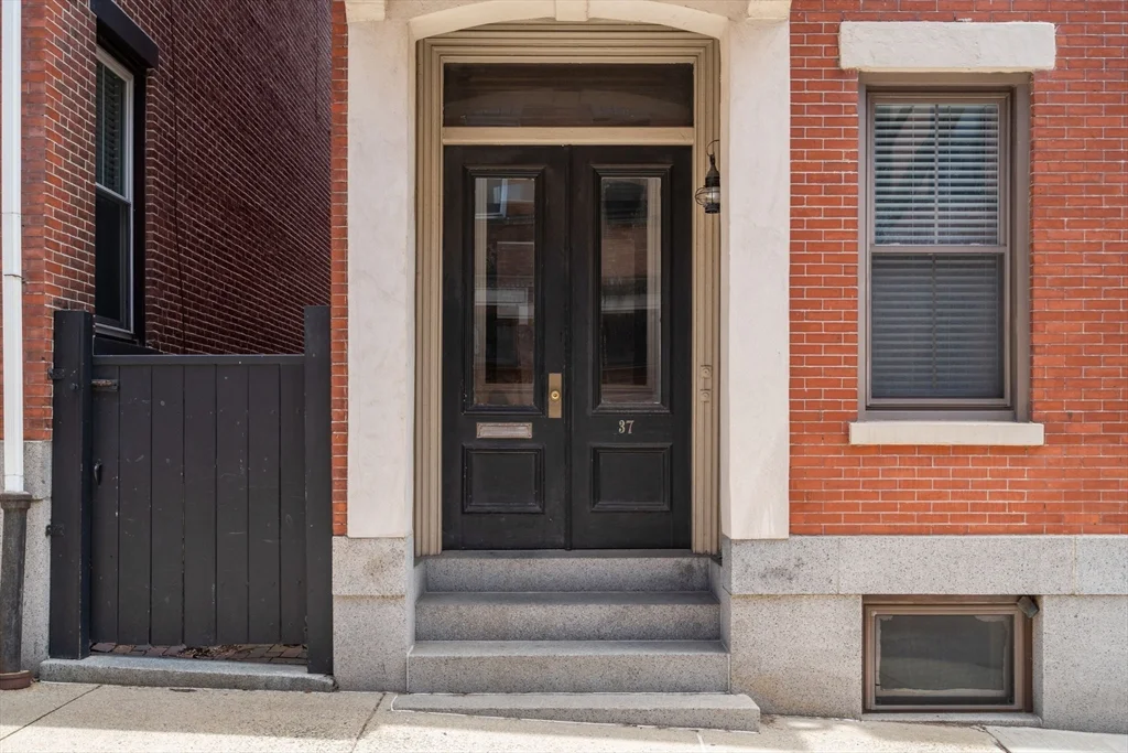 37 Mount Vernon St, Charlestown