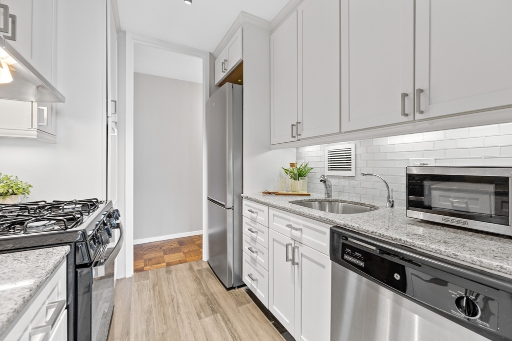 85 E India Row, Waterfront