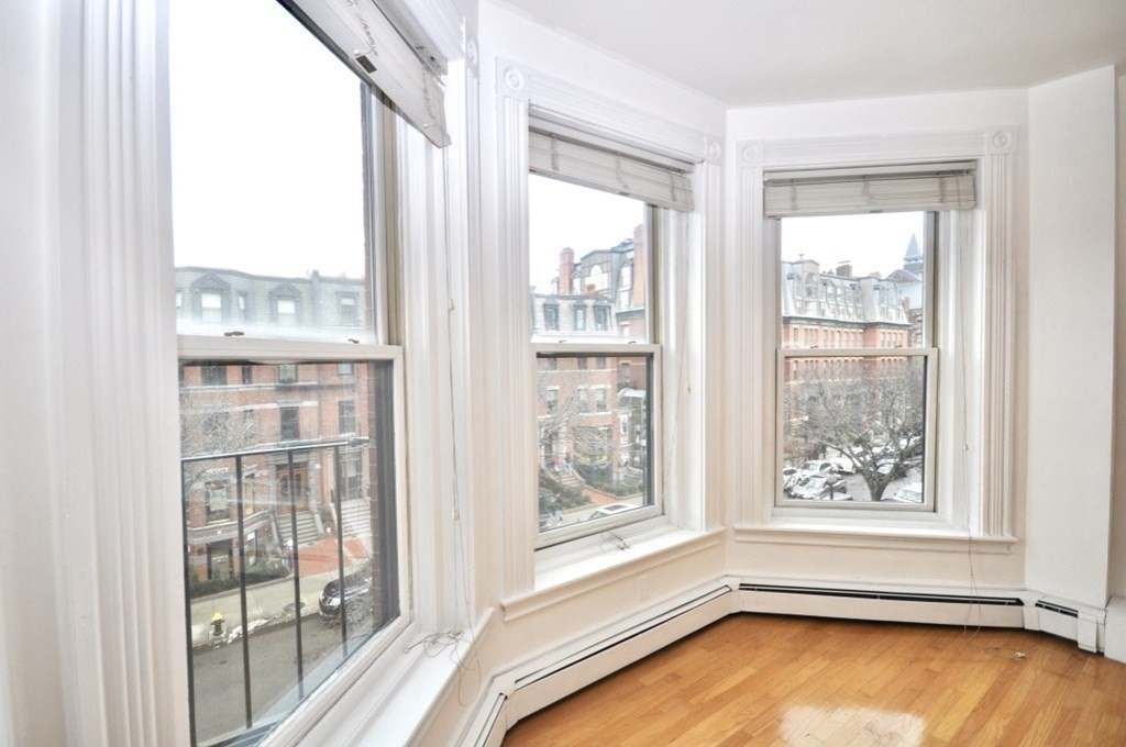 218 Newbury St, Back Bay