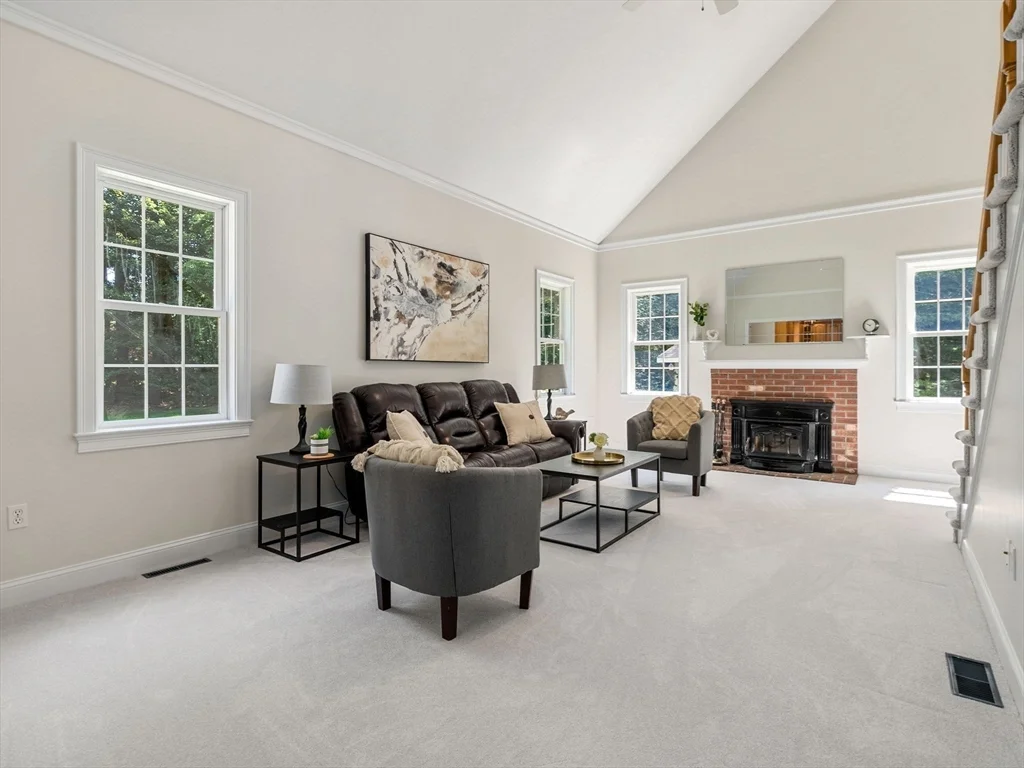 13 Breakneck Hill Rd, Hopkinton