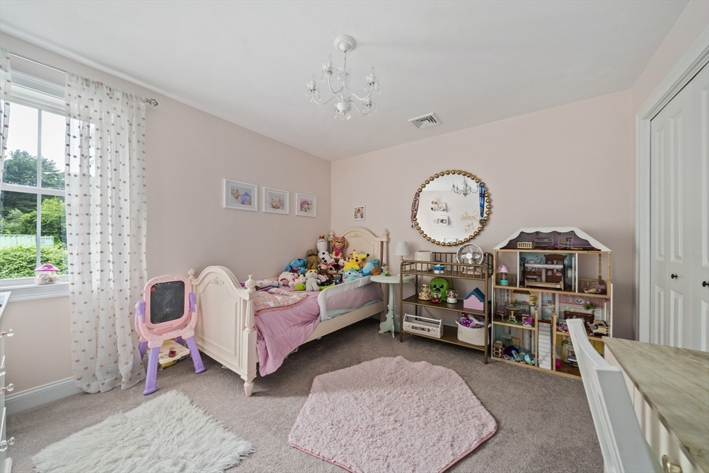 8 Old Field Way, Lakeville