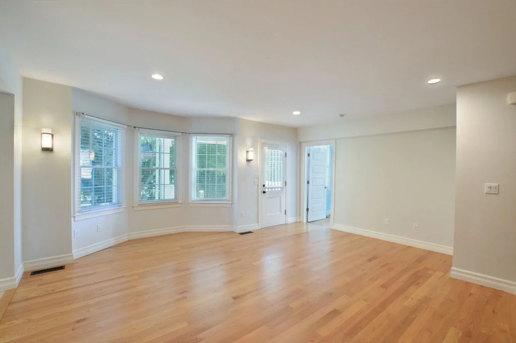 66 Tucker Ln, Dartmouth