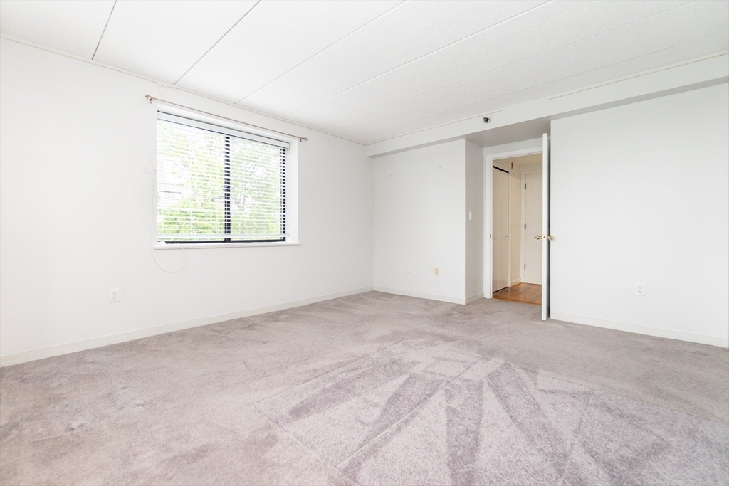 1933 Commonwealth Ave, Brighton