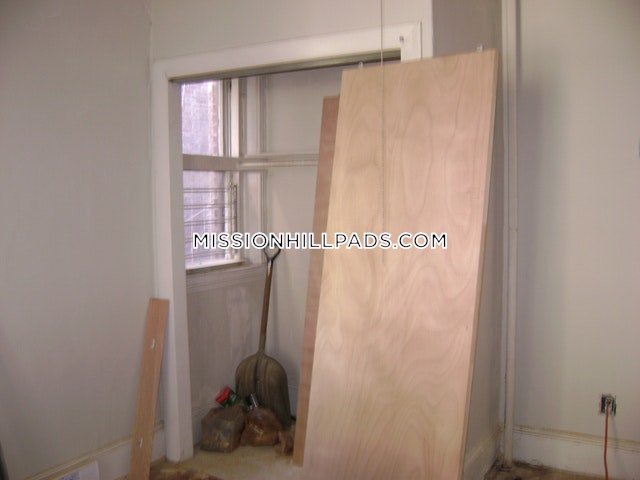 3 bed, 1 bath apartment for rent at 887 Huntington Ave Unit 2, Mission Hill — photo 4 of 15