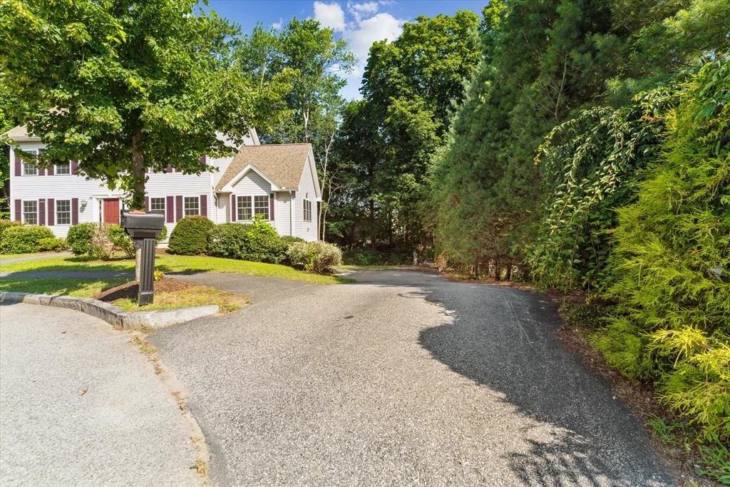 19 Benjamin Ln, Reading