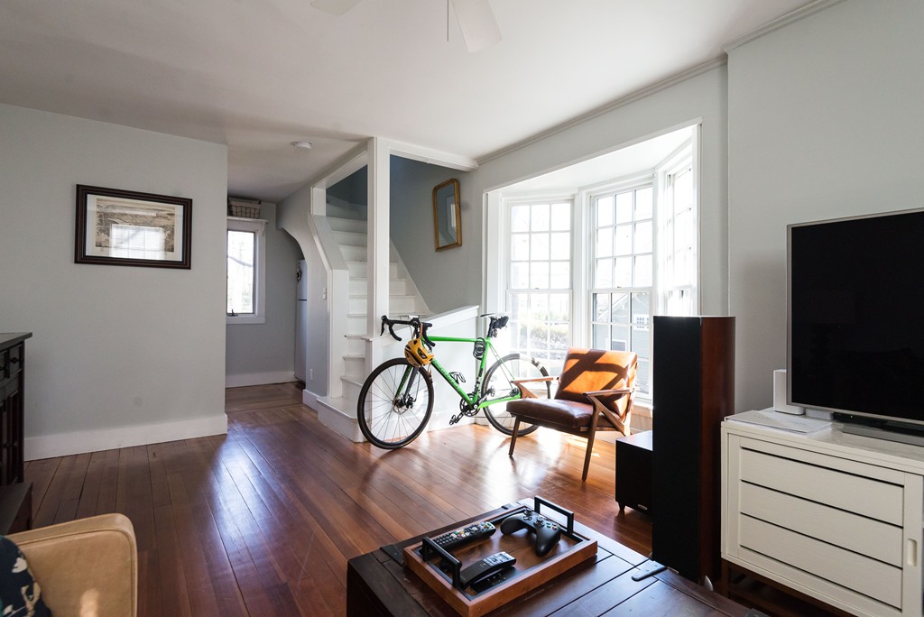 2 bed, 1 bath apartment for rent at 1117 Boylston St Unit B, Chestnut Hill